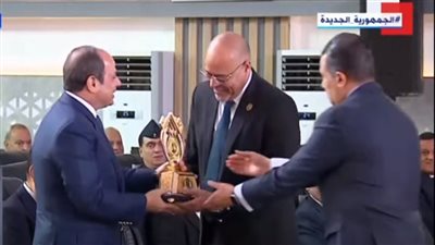 اتحاد عمال مصر يقدم درعا للرئيس السيسي في احتفالية عيد العمال (صور)
