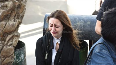 بكاء منة بدر تيسير في جنازة الفنان مصطفى درويش 