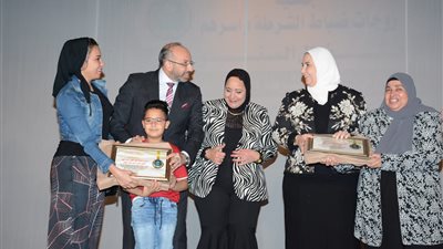 حسام المندوه يعفي أبناء شهداء الشرطة والجيش من المصاريف الدراسية بمجموعة مدارس حسام الدين والمستقبل والحسام (صور)