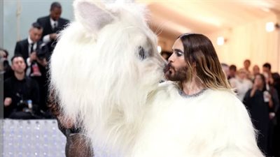 Met Gala 2023، تغيير لون الريد كاربت وجاريد ليتو يسير على خطى أحمد حلمي (فيديو وصور) 