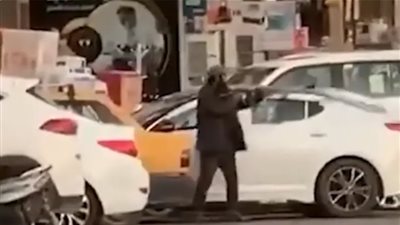 فيديو مرعب.. مجهول يحمل كلاشينكوف ويطلق النار بشكل عشوائي على المارة وسط بغداد 