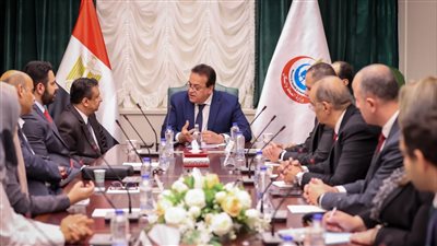 وزير الصحة يستقبل وفدًا من المجلس العماني لمناقشة التعاون في مجال التعليم الطبي المهني