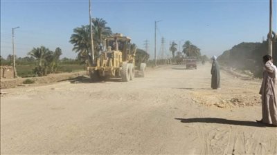 رئيس مدينة إسنا يتابع تنفيذ مشروع رصف طريق السباعية 