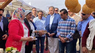 وزير الشباب ومحافظ مطروح يتفقدان معرض منتجات أندية الفتاة والمرأة (صور)