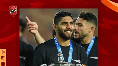 الأهلى يحتفل بعيد ميلاد شادى حسين الـ30 