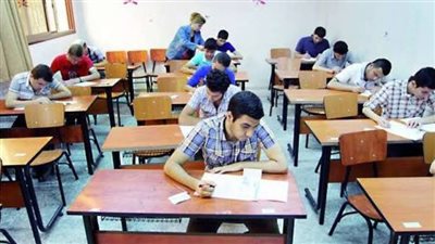 طلاب الدبلومات الفنية يبدأون امتحان اللغة الأجنبية الأولى 
