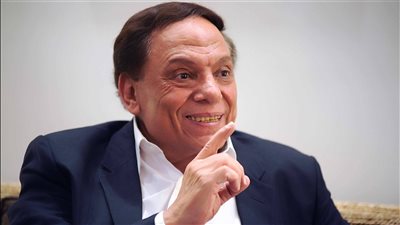 يسرا تكشف الحالة الصحية للزعيم عادل إمام بعد اختفائه عن المشهد الفني