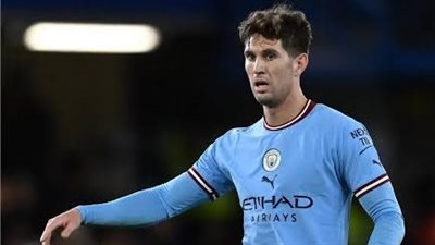 جوارديولا يرفض رحيل مدافع مانشستر سيتي رغم قلة مشاركاته