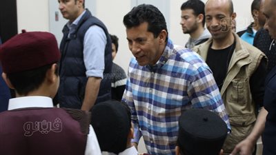 أطفال مطروح يستقبلون وزير الشباب بالزي البدوي والابتسامة الجميلة (صور )