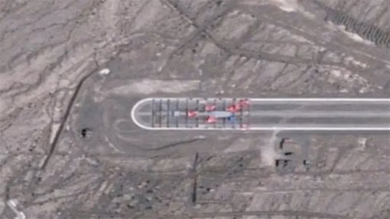 منطاد داخل قاعدة