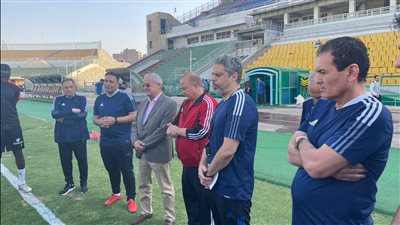 رئيس نادي المقاولون يحفز اللاعبين قبل مواجهة البنك الأهلي في الدوري