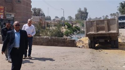 السكرتير العام المساعد بمحافظة الجيزة يتفقد قرى أبو النمرس ويتابع أعمال رفع القمامة 