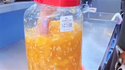 فضيحة لفندق شهير بعد كشف طريقة إعداد أحد مشروباته (فيديو)