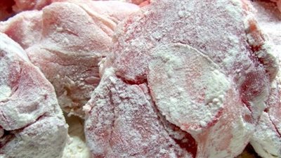  أخطاء نرتكبها عند إذابة الأغذية المجمدة، وهذه هي الطرق الآمنة