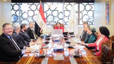 ياسمين فؤاد تبحث الشق البيئي لمشروع إدارة مخلفات السفن بقناة السويس