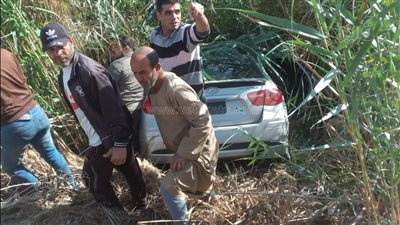 انقلاب سيارة في مصرف بطريق الإسماعيلية - الزقازيق الزراعي (صور) 