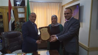 وكيل تعليم الدقهلية يكرم مدير مدرسة 