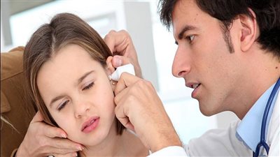 أسباب إصابة الأطفال بالتهاب الأذن الوسطى وطرق علاجه المختلفة