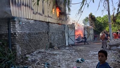 إصابة شخص في حريق مصنع قطن بالقليوبية (صور)