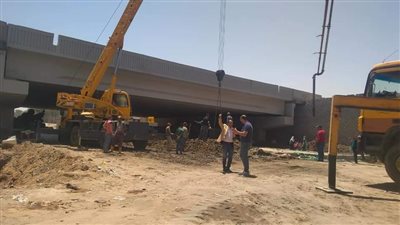 لحظة البدء فى أعمال إنشاء مطالع ومنازل للطريق الأوسطي (صور)