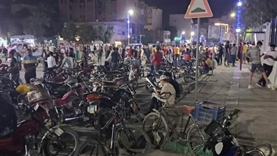 بعد مناشدة الصحة، تكدس المواطنين أمام مستشفى الخارجة للتبرع بالدم لضحايا الأتوبيس