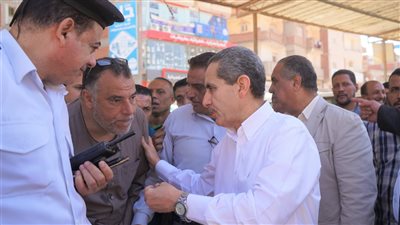 محافظ الغربية يتفقد الالتزام بالتعريفة الجديدة بالمواقف ويستمع لشكاوى المواطنين (صور)