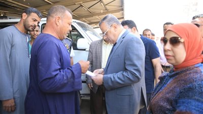 محافظ سوهاج يتفقد سير العمل بمواقف سيارات الأجرة ويتابع مدى الالتزام بالتعريفة (صور)