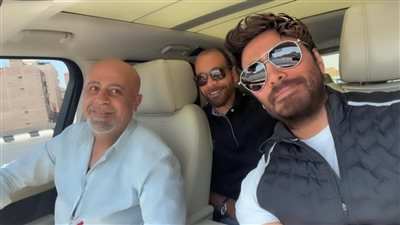 تامر حسني يداعب الجمهور قبل مباراة كأس السوبر