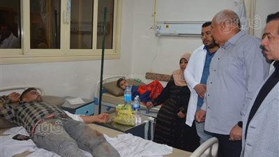 محافظ الوادي الجديد يزور مصابي حادث أتوبيس طريق أسيوط (صور)