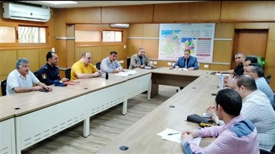 السكرتير العام المساعد بالبحيرة يتفقد الالتزام بالتعريفة الجديدة بمواقف دمنهور (صور)