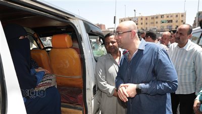 محافظ بني سويف يتفقد مواقف السيارات لمتابعة الالتزام بالتعريفة الجديدة