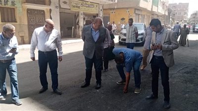 نائب محافظ الجيزة يتابع رصف شارع ذكري إدريس بالحوامدية (صور)
