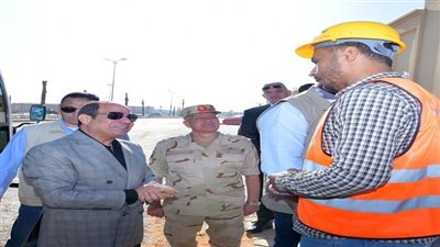 عامل للرئيس: أنا انتخبتك ولي طلبات.. والسيسي يرد: تنتخبني أو ما تنتخبنيش..أنت مصري واللي أقدر أعمله لك أعمله