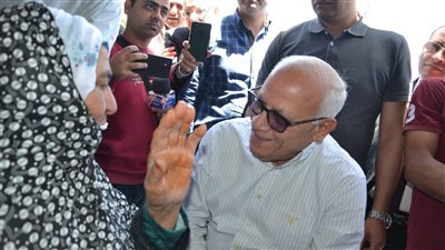 محافظ بورسعيد يقبل رأس فلاحة بسهل الطينة ويستجيب لطلباتها (صور)