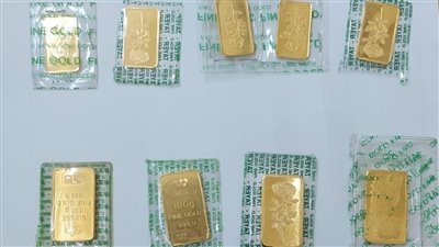 ضبط راكبين أخفيا 12 سبيكة ذهبية داخل حقيبة وعبوات برفان بمطار القاهرة (صور)