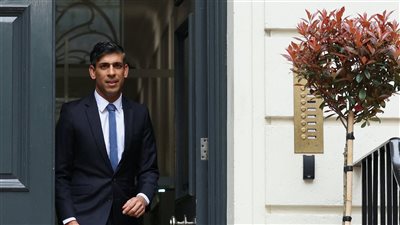 رئيس وزراء بريطانيا يصل مطار القاهرة