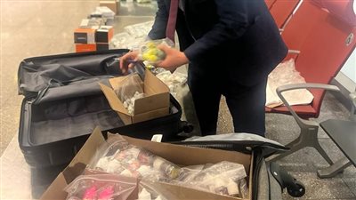 جمارك مطار القاهرة تحبط محاولة تهريب 1830 عبوة سجائر إلكترونية ومستلزماتها