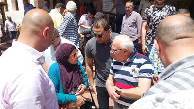 محافظ بورسعيد يلتقي المواطنين عقب صلاة الجمعة بمسجد الشاطئ بحي العرب (صور)