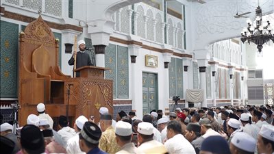 أسامة الأزهري يلقي خطبة الجمعة من مسجد الراية في باندا آتشيه بإندونيسيا 