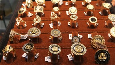 هل تخصم فصوص الذهب من قيمة القطعة الذهبية عند البيع؟