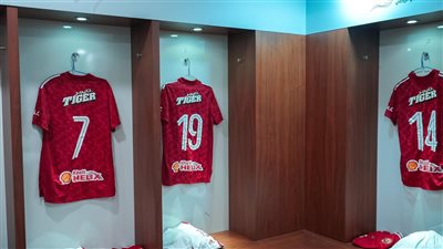 شاهد غرفة ملابس الأهلي بملعب محمد بن زايد استعدادًا للسوبر المصري