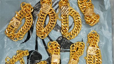 المشغولات الذهبية الأكثر تهريبا في مطار القاهرة، ضبط نصف كيلو ذهب بحوزة أجنبية، وإحباط تهريب سبائك حول جسد راكب، وضبط 224 خصلة شعر مستعار بحوزة آخر