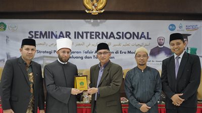 تكريم أسامة الأزهري من كلية أصول الدين بجامعة الرانيري الإسلامية في إندونيسيا