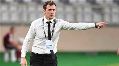 مدرب منتخب الإمارات وبيراميدز السابق يتابع لقاء السوبر المصري (فيديو)