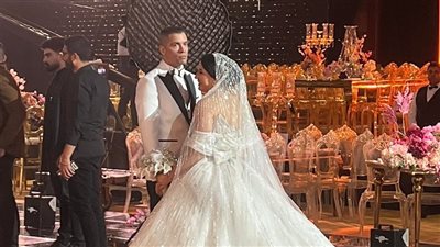 بعد محضر زوجة حسن شاكوش.. هل يعاقب القانون الزوج على طرد زوجته من المنزل؟