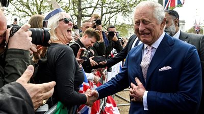 الملك تشارلز يفاجئ حشدا خارج قصر باكنجهام قبل ساعات من مراسم تتويجه (صور)