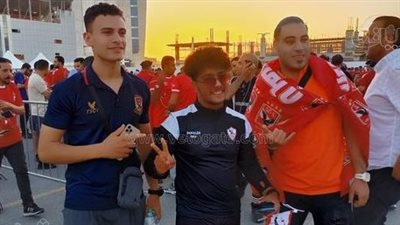 السوبر المصري، جماهير الأهلى تلتف حول مشجع زملكاوي:  بالدم بالروح السوبر مش هيروح (فيديو) 
