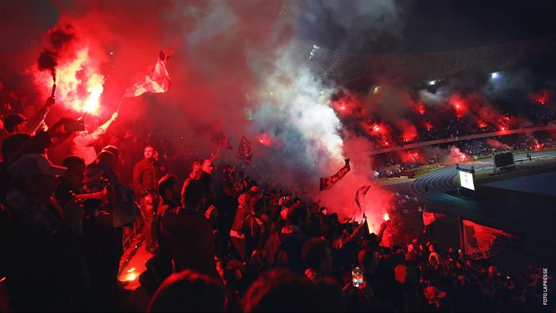احتفالات جنونية لجماهير