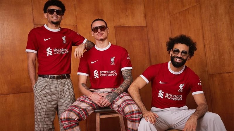 ليفربول يُعلن قميصه