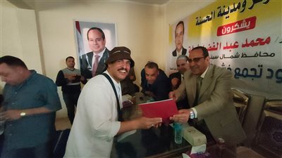 محافظ شمال سيناء يسلم عقود التجمع التنموي بخشم القاد للمنتفعين 